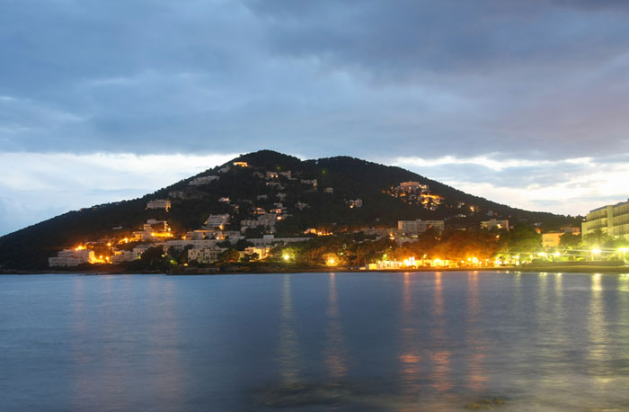 Anochece en Ibiza... se enciende la noche!!